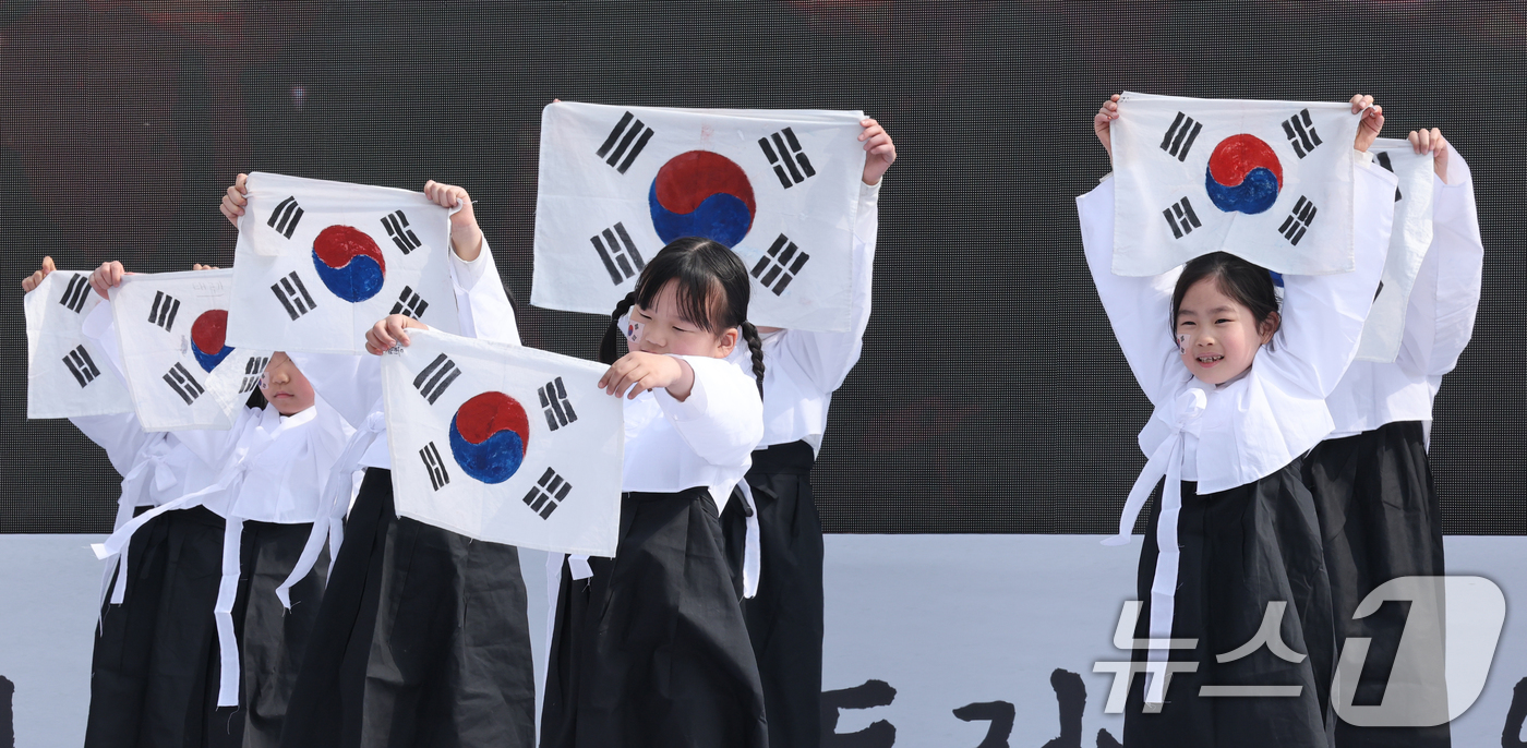 (대전=뉴스1) 김기태 기자 = 16일 대전 동구 인동만세로광장에서 열린 제23회 인동장터 독립만세운동 기념행사에서 축하공연이 펼쳐지고 있다. 2026.3.16/뉴스1