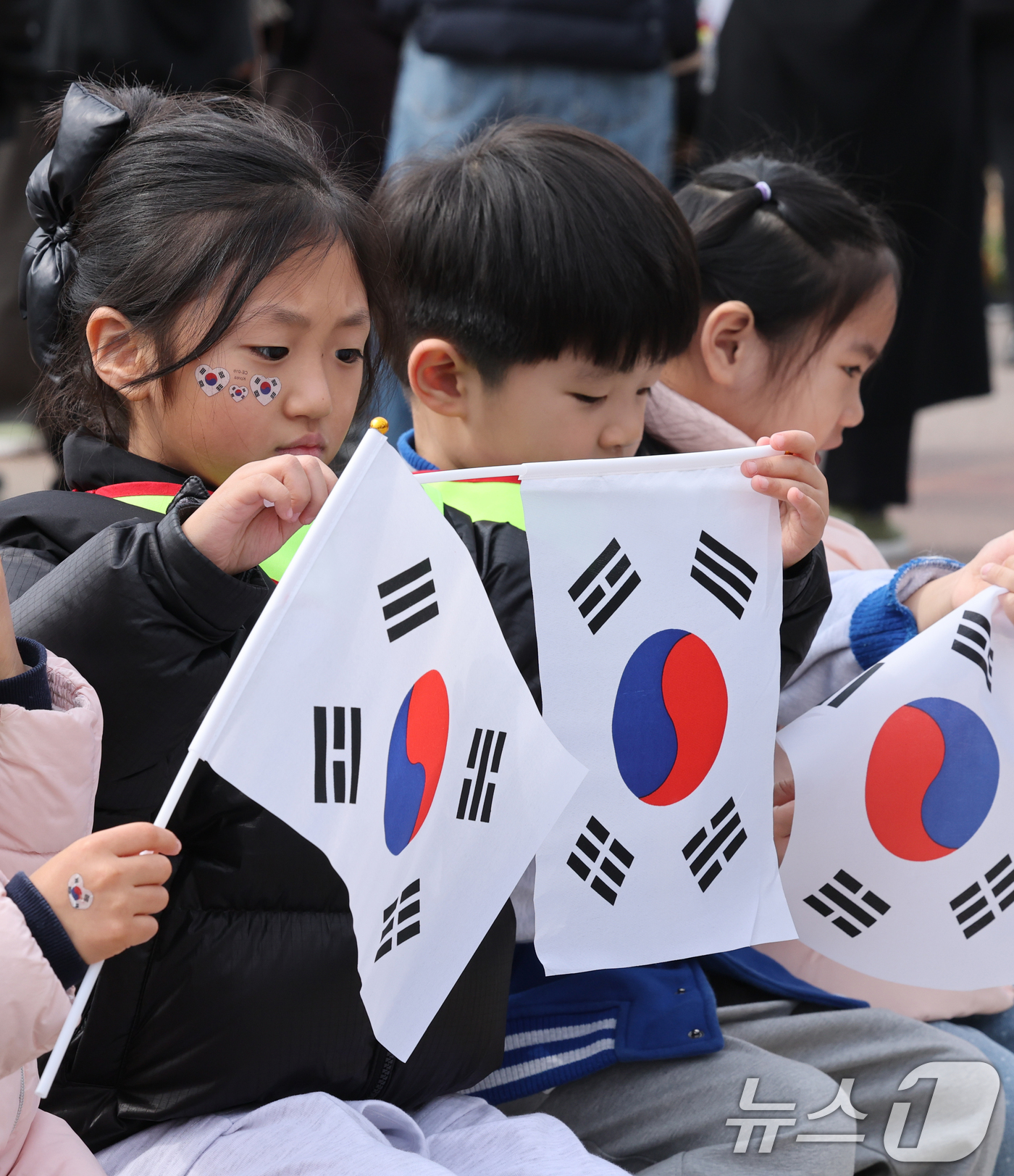 (대전=뉴스1) 김기태 기자 = 16일 대전 동구 인동만세로광장에서 열린 제23회 인동장터 독립만세운동 기념행사에서 어린이집 원생들이 대극기를 손에 들고 있다. 2026.3.16/ …