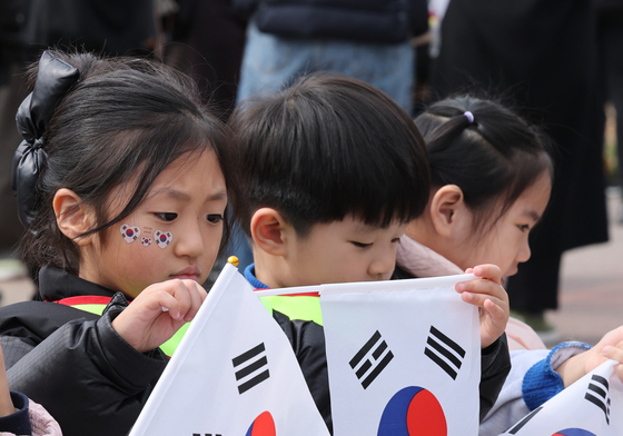 고사리 손으로 잡은 태극기