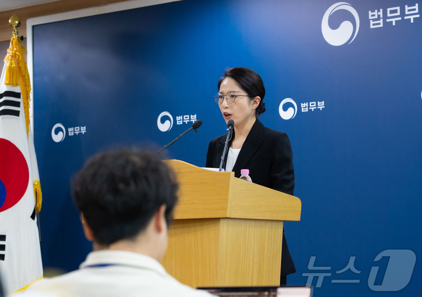 (서울=뉴스1) = 조아라 법무부 국제법무부 국제투자분쟁과장이 16일 정부과천청사 법무부 브리핑룸에서 쉰들러 ISDS 승소 관련 브리핑을 하고 있다. (법무부 제공. 재판매 및 D …