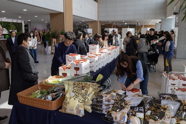 익산시, 로컬푸드 직매장 중단에 '농가 상생 직거래 장터' 긴급 운영