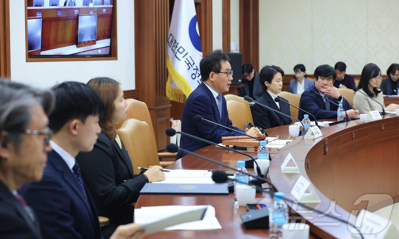 (서울=뉴스1) 임세영 기자 = 유기홍 학교폭력대책위원장이 16일 서울 종로구 정부서울청사에서 열린 제21차 학교폭력대책위원회 회의에서 모두발언을 하고 있다. 2026.3.17/뉴 …