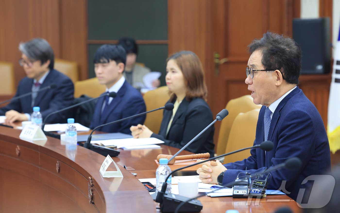 (서울=뉴스1) 임세영 기자 = 유기홍 학교폭력대책위원장이 16일 서울 종로구 정부서울청사에서 열린 제21차 학교폭력대책위원회 회의에서 모두발언을 하고 있다. 2026.3.17/뉴 …