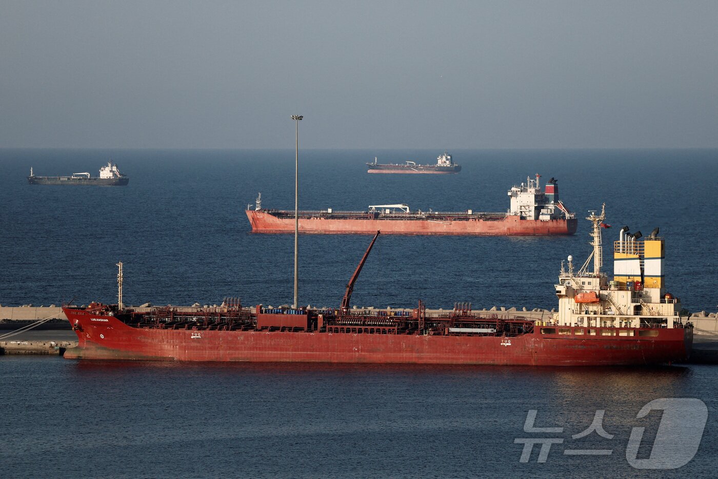 본문 이미지 - 이란 전쟁 장기화로 호르무즈 해협 봉쇄가 지속되자 오만 무스카트항 인근에 루오지아산 유조선이 정박해 있는 모습. ⓒ로이터=뉴스1 ⓒ 로이터=뉴스1