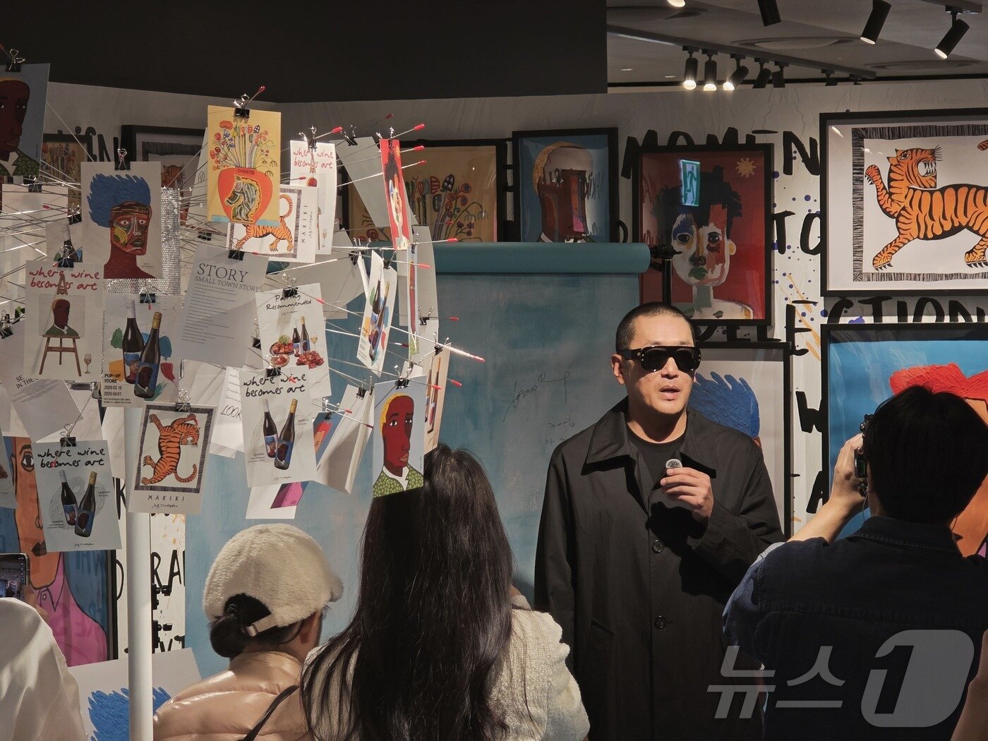 본문 이미지 - 세븐일레븐은 16일 롯데백화점과 손잡고 서울 잠실 에비뉴엘에 하정우 와인 팝업 스토어 '마키키 아뜰리에'를 열었다. 배우 하정우가 와인과 팝업 현장에 대한 설명을 하고 있다. ⓒ 뉴스1 이형진 기자