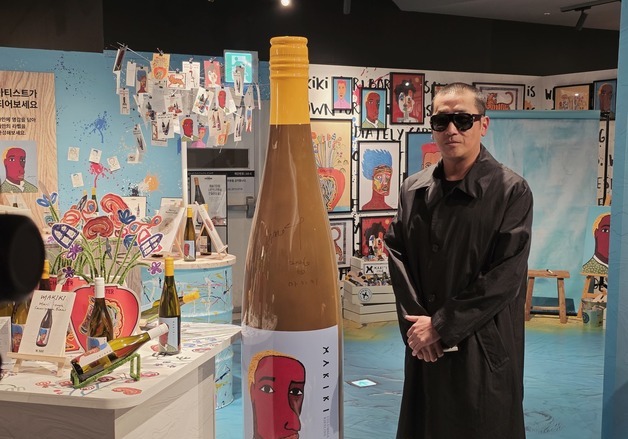 [르포]"봄에 잘 어울리는 와인"…세븐일레븐 하정우 와인 팝업 가보니