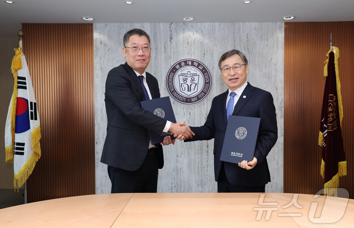 (서울=뉴스1) = 정근식 서울시교육감과 윤도영 광운대학교 총장이 16일 오전 서울 노원구 광운대학교에서 고교-대학 연계형 반도체 실무인력 양성을 위한 업무협약을 체결한 후 기념촬 …