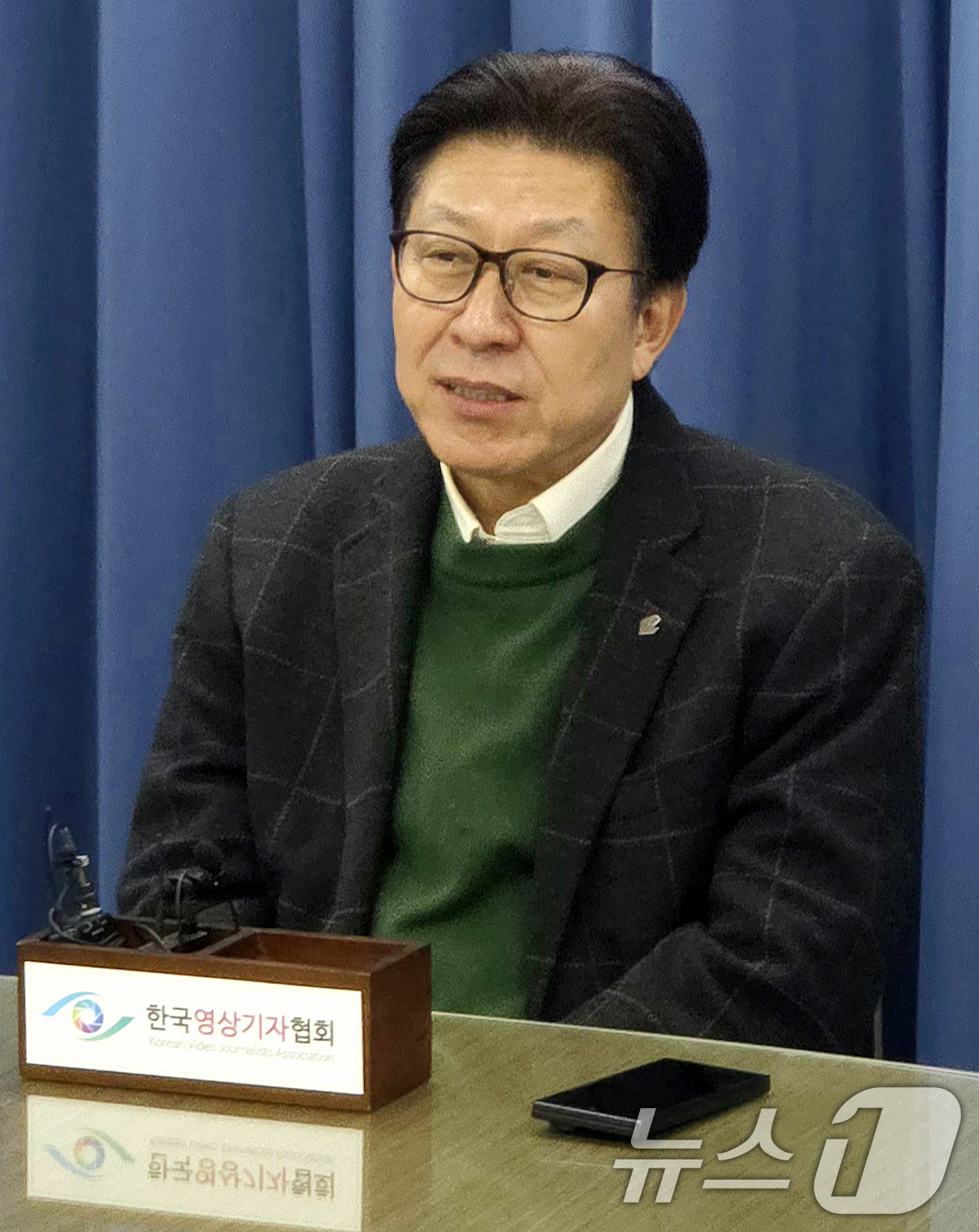 (부산=뉴스1) 이주현 기자 = 박형준 부산시장이 16일 부산시청 기자실에서 긴급 기자회견을 열고 국민의힘 중앙당 공관위의 부산시장 공천 배제설과 관련해 입장을 밝히고 있다.  2 …