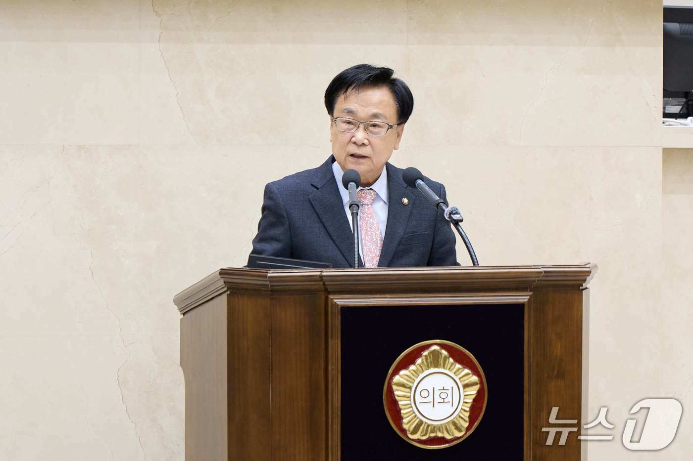 본문 이미지 - 김영식 용인시의회 국민의힘 대표의원이 16일 교섭단체 대표 연설을 하고 있는 모습.(시의회 제공)