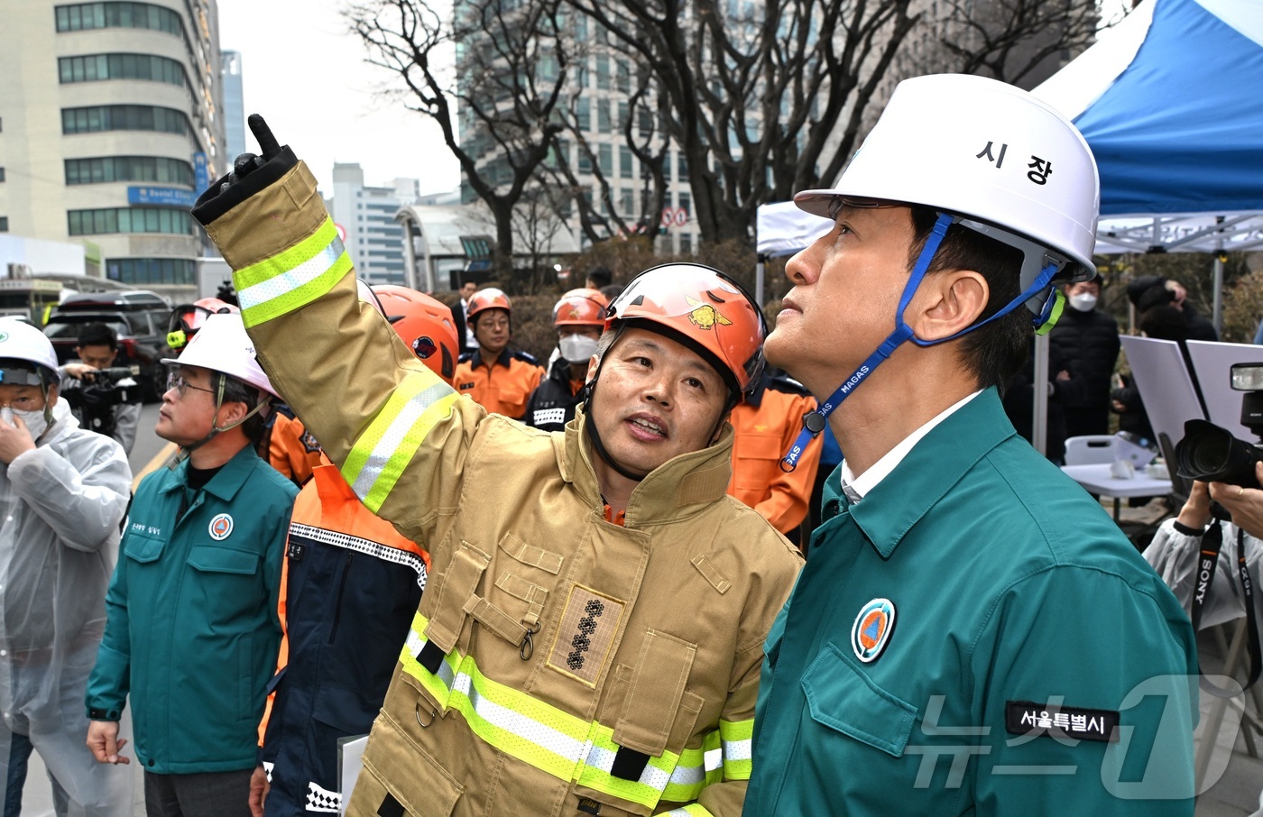 (서울=뉴스1) = 오세훈 서울시장이 16일 서울 중구 소공동 복합건축물 화재 현장을 찾아 피해 상황을 살피고 있다. (서울시 제공. 재판매 및 DB금지) 2026.3.16/뉴스1 …