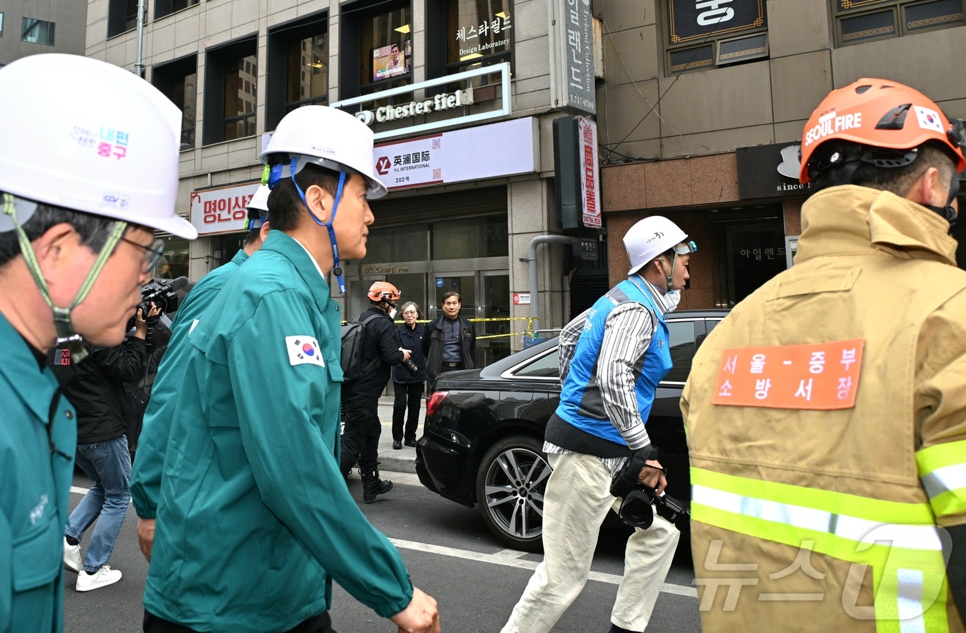 (서울=뉴스1) = 오세훈 서울시장이 16일 서울 중구 소공동 복합건축물 화재 현장을 찾아 피해 상황을 살피고 있다. (서울시 제공. 재판매 및 DB금지) 2026.3.16/뉴스1 …