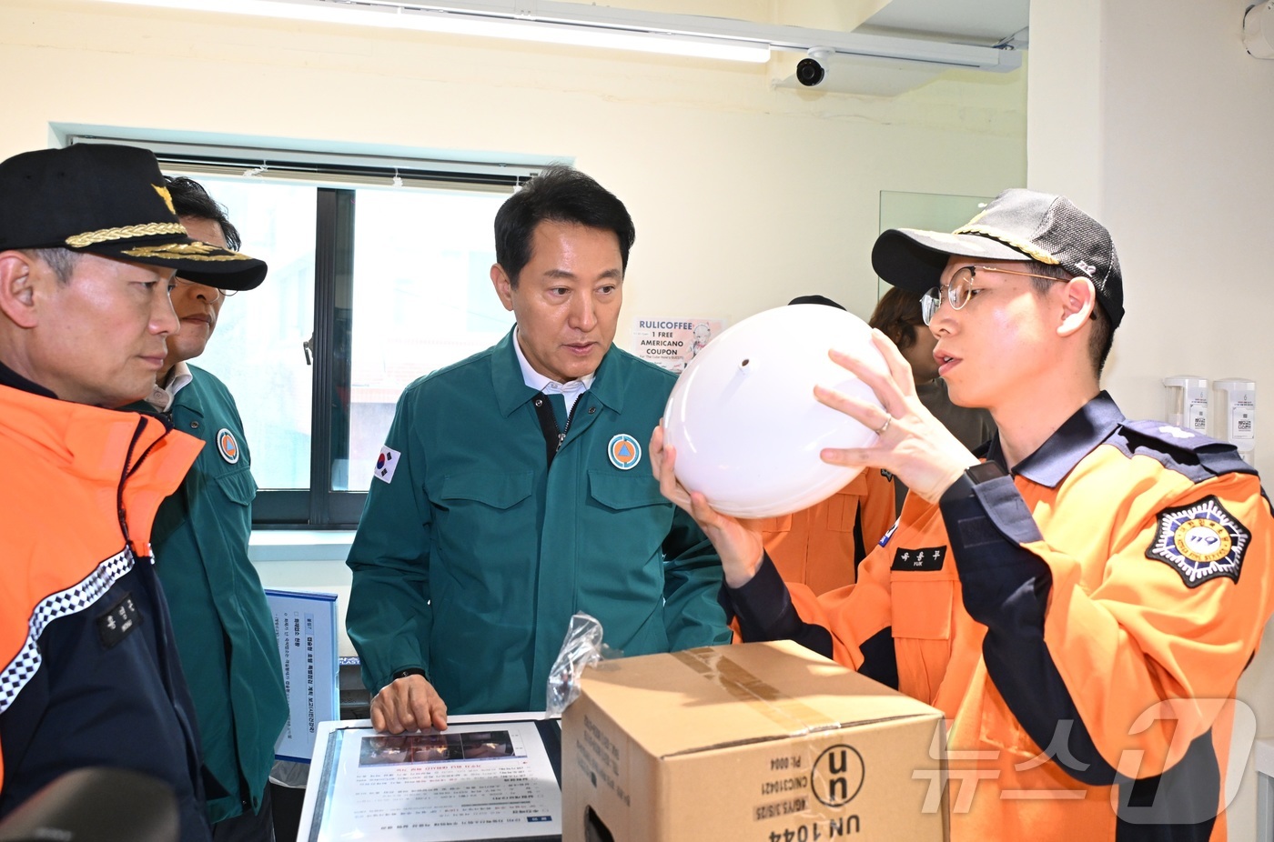 (서울=뉴스1) = 오세훈 서울시장이 16일 서울 중구 남산동 소규모 숙박시설에서 자동확산소화기를 살펴보고 있다. (서울시 제공. 재판매 및 DB금지) 2026.3.16/뉴스1