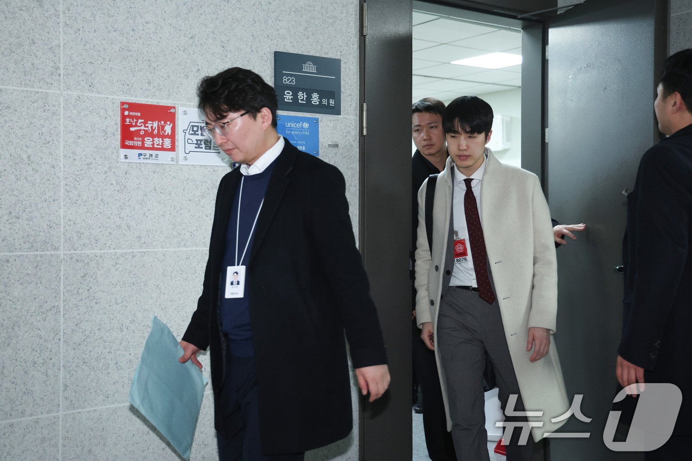 (서울=뉴스1) 신웅수 기자 = 2차 종합특검팀(특별검사 권창영) 수사관들이 16일 서울 여의도 국회 의원회관 윤한홍 의원실에서 '대통령 관저 이전' 의혹에 대한 수사를 마친 후 …