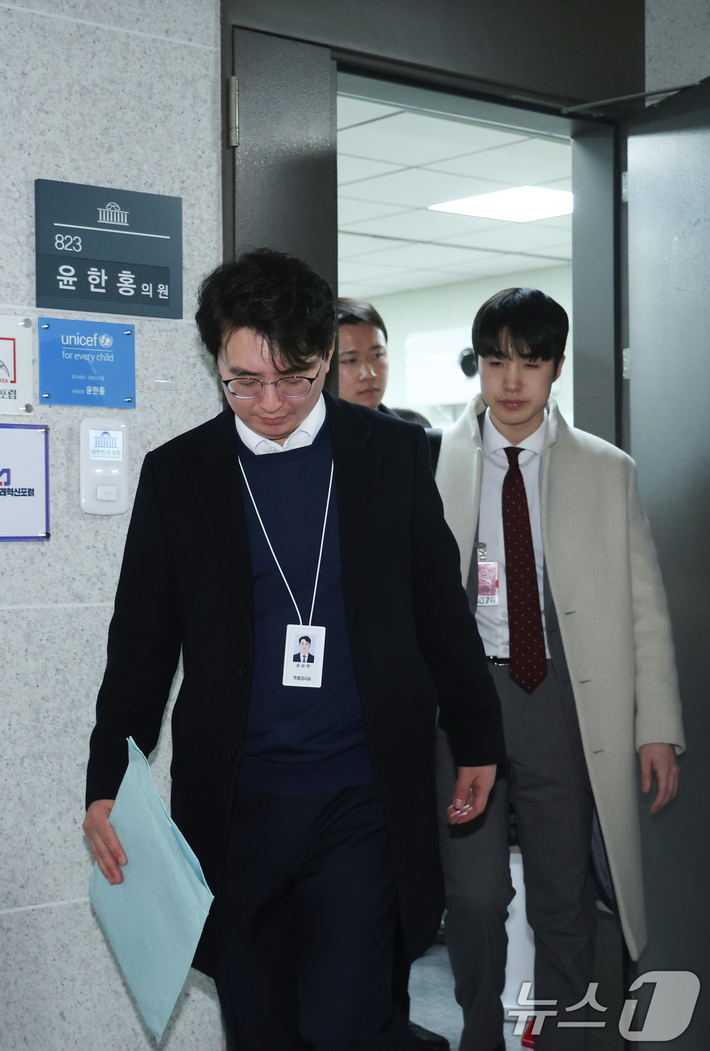 (서울=뉴스1) 신웅수 기자 = 2차 종합특검팀(특별검사 권창영) 수사관들이 16일 서울 여의도 국회 의원회관 윤한홍 의원실에서 '대통령 관저 이전' 의혹에 대한 수사를 마친 후 …