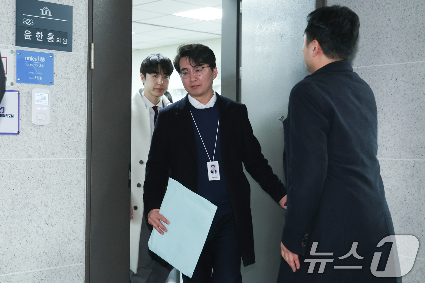 (서울=뉴스1) 신웅수 기자 = 2차 종합특검팀(특별검사 권창영) 수사관들이 16일 서울 여의도 국회 의원회관 윤한홍 의원실에서 '대통령 관저 이전' 의혹에 대한 수사를 마친 후 …