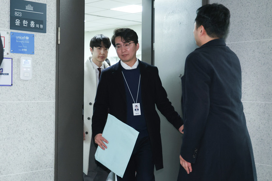 윤한홍 의원실 압수수색 종료