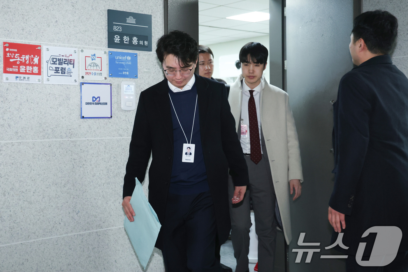 (서울=뉴스1) 신웅수 기자 = 2차 종합특검팀(특별검사 권창영) 수사관들이 16일 서울 여의도 국회 의원회관 윤한홍 의원실에서 '대통령 관저 이전' 의혹에 대한 수사를 마친 후 …