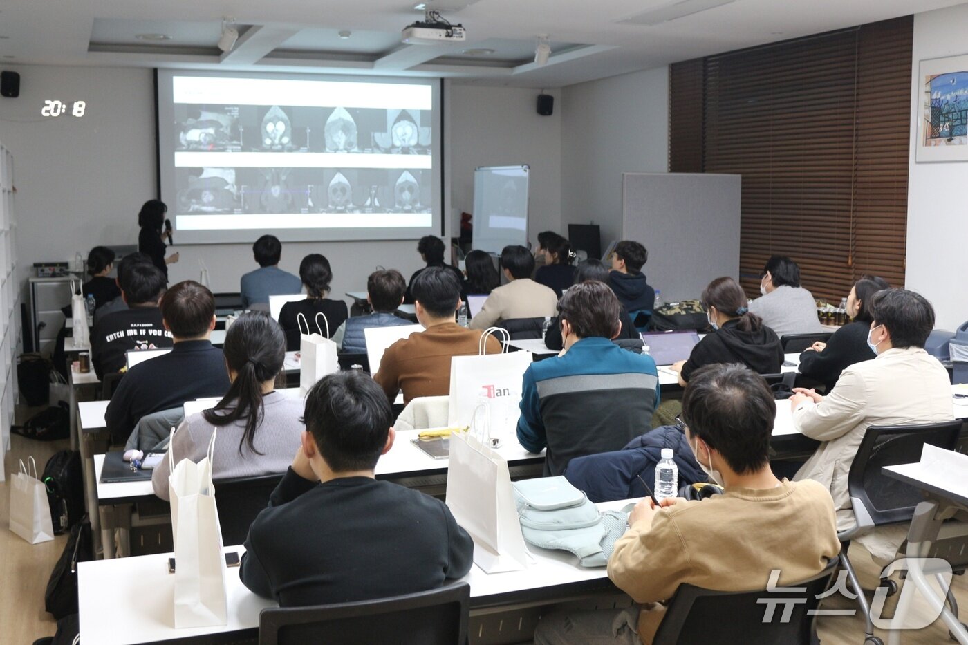 본문 이미지 - 임지혜 UC데이비스 교수가 이안동물의학센터에서 강의를 하고 있다(센터 제공). ⓒ 뉴스1