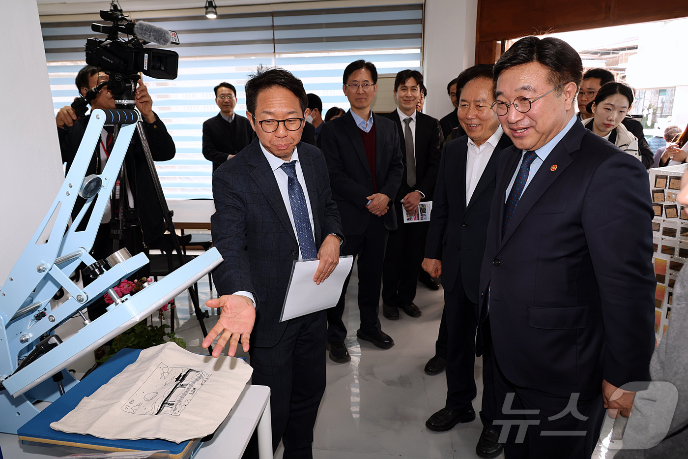 (서울=뉴스1) = 윤호중 행정안전부 장관이 16일 경북 안동시 소재 우수 마을기업 현장을 방문, 마을공방 운영 현장을 둘러보고 있다. (행정안전부 제공. 재판매 및 DB 금지) …