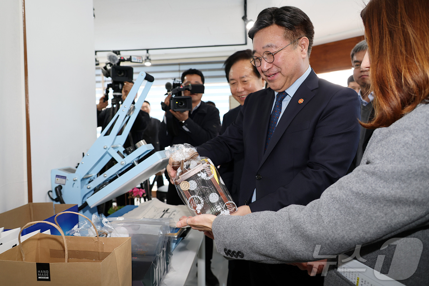 (서울=뉴스1) = 윤호중 행정안전부 장관이 16일 경북 안동시 소재 우수 마을기업 현장을 방문, 마을공방 운영 현장을 둘러보고 있다. (행정안전부 제공. 재판매 및 DB 금지) …