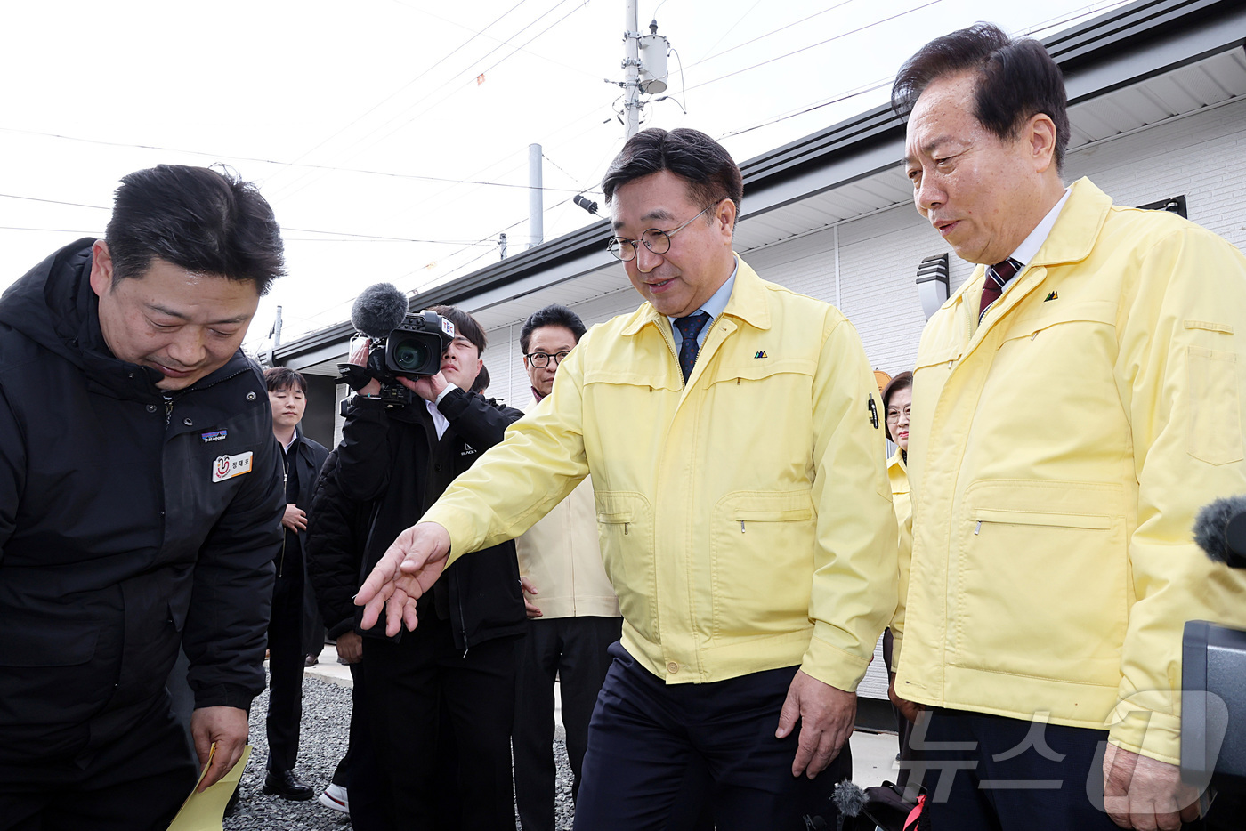 (서울=뉴스1) = 윤호중 행정안전부 장관이 16일 경북 안동시 산불 피해 이재민 임시조립주택 단지를 방문, 시설운영 및 입주현황 등을 점검하고 있다. (행정안전부 제공. 재판매 …