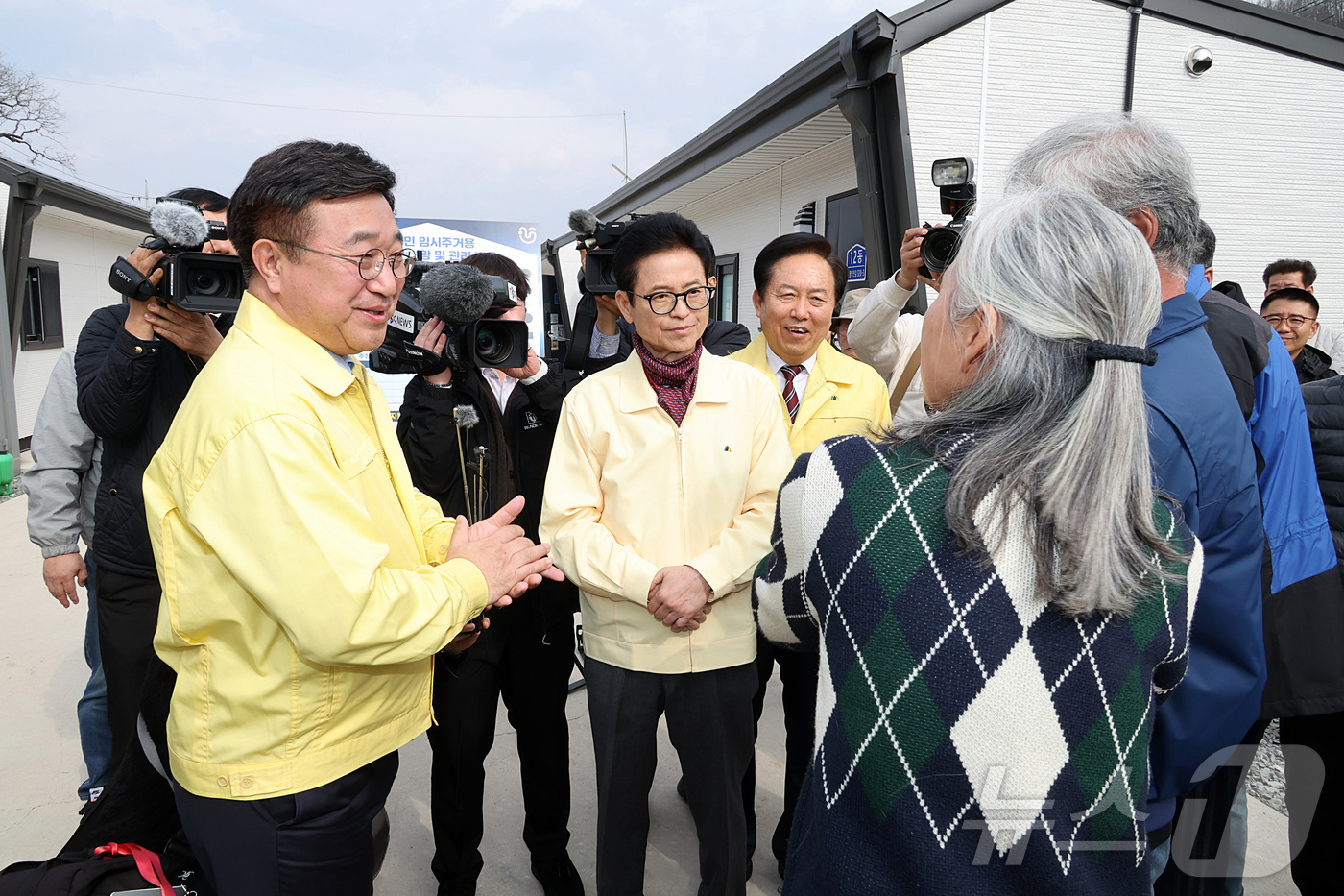 (서울=뉴스1) = 윤호중 행정안전부 장관이 16일 경북 안동시 산불 피해 이재민 임시조립주택 단지를 방문, 시설운영 및 입주현황 등을 점검하고 있다. (행정안전부 제공. 재판매 …