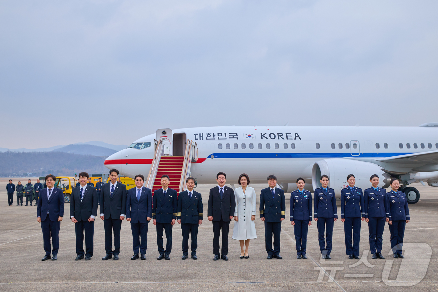 (서울=뉴스1) 허경 기자 = 이재명 대통령과 김혜경 여사가 지난 15일 경기 성남 서울공항에서 열린 신형 공군 2호기 개통 행사에서 기념촬영을 하고 있다. (청와대 제공. 재판매 …