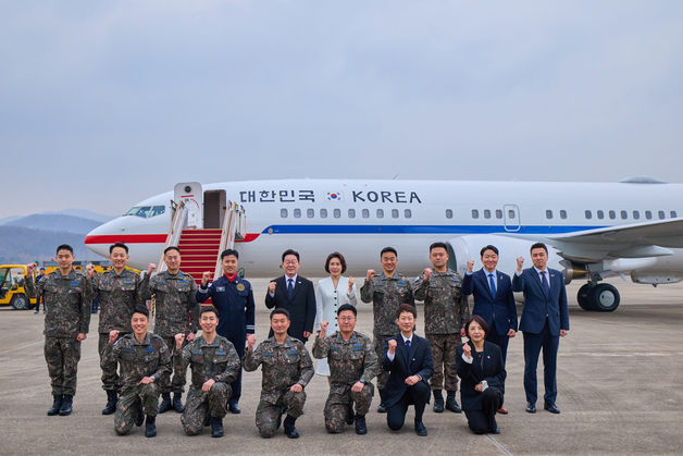 신형 공군 2호기로 창원 날아간 李대통령 내외…도입 후 첫 탑승