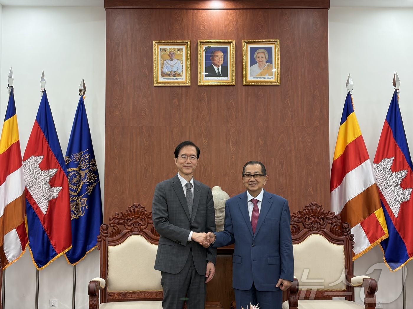 (서울=뉴스1) = 코이카 사업전략·지역사업Ⅰ본부 이윤영 이사가 지난 12일(현지시간) 캄보디아 개발위원회 치엥 야니라 선임장관과 면담 후 기념촬영을 하고 있다. (코이카 제공. …