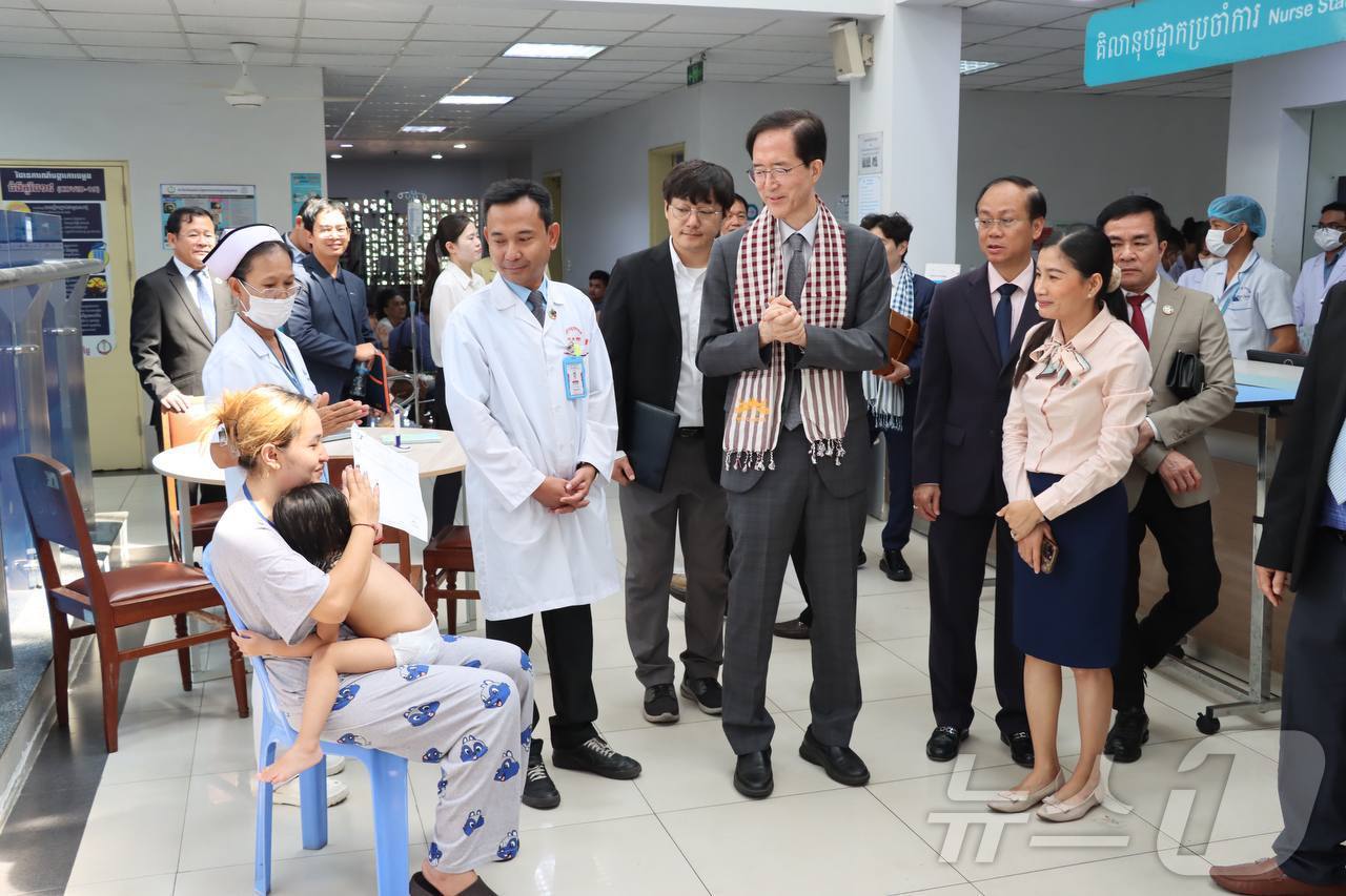 (서울=뉴스1) = 코이카 사업전략·지역사업Ⅰ본부 이윤영 이사가 지난 12일(현지시간) 캄보디아 국립어린이병원을 방문해 시찰하고 있다. (코이카 제공. 재판매 및 DB금지) 202 …
