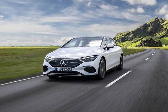 본문 이미지 - 메르세데스-벤츠의 준대형 전기 세단 'EQE'의 모습(자료사진. 메르세데스-벤츠 코리아 제공).