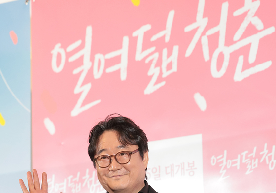 포즈 취하는 어일선 감독