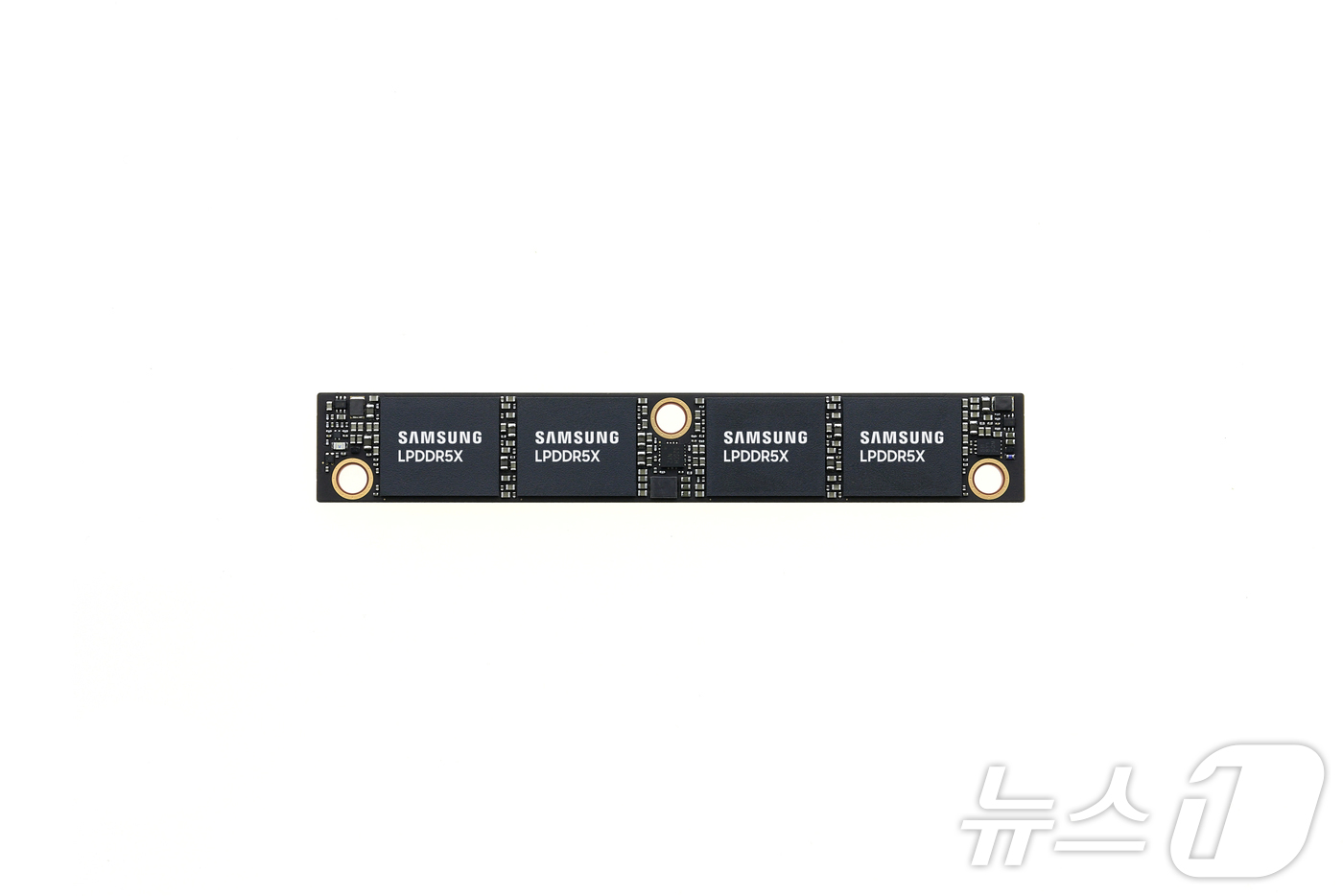(서울=뉴스1) = 삼성전자가 엔비디아 GTC에 참가해 차세대 HBM4E 기술력과 메모리 토털 솔루션 등을 선보였다고 밝혔다. 사진은 삼성전자 SOCAMM2 제품 사진. (삼성전자 …