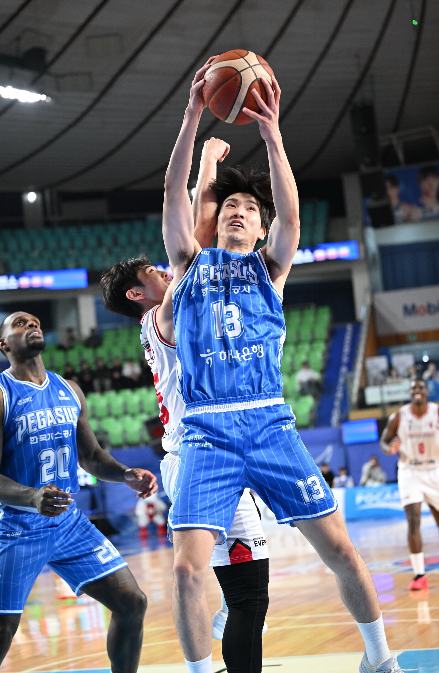 본문 이미지 - 한국가스공사 신인 김민규가 16일 열린 2025-26 프로농구 안양 정관장전에서 11점 8리바운드로 활약했다. (KBL 제공)