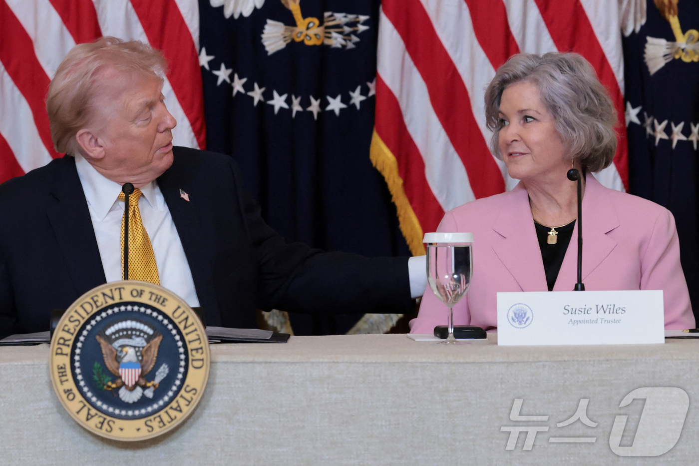 (워싱턴 로이터=뉴스1) 김경민 기자 = 도널드 트럼프 미국 대통령과 수지 와일스 백악관 비서실장이 16일(현지시간) 워싱턴DC 백악관 이스트룸에서 기자회견을 갖고 있다. 2026 …