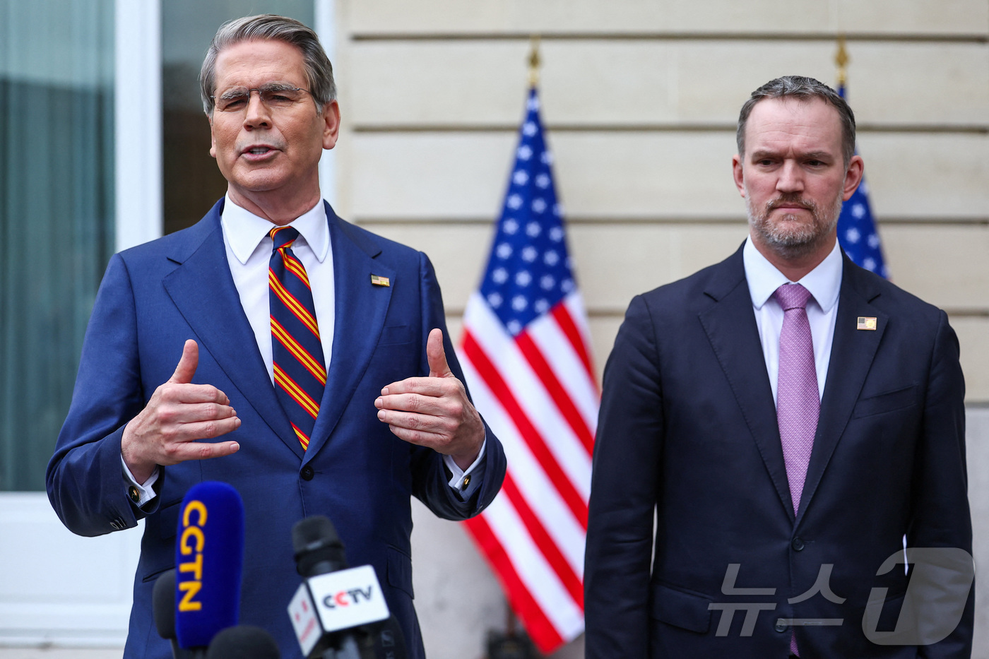 (파리 로이터=뉴스1) 김경민 기자 = 스콧 베선트 미국 재무장관(왼쪽)과 제이미슨 그리어 미국 무역대표부 대표가 16일(현지시간) 프랑스 파리에서 취재진과 대화하고 있다. 202 …