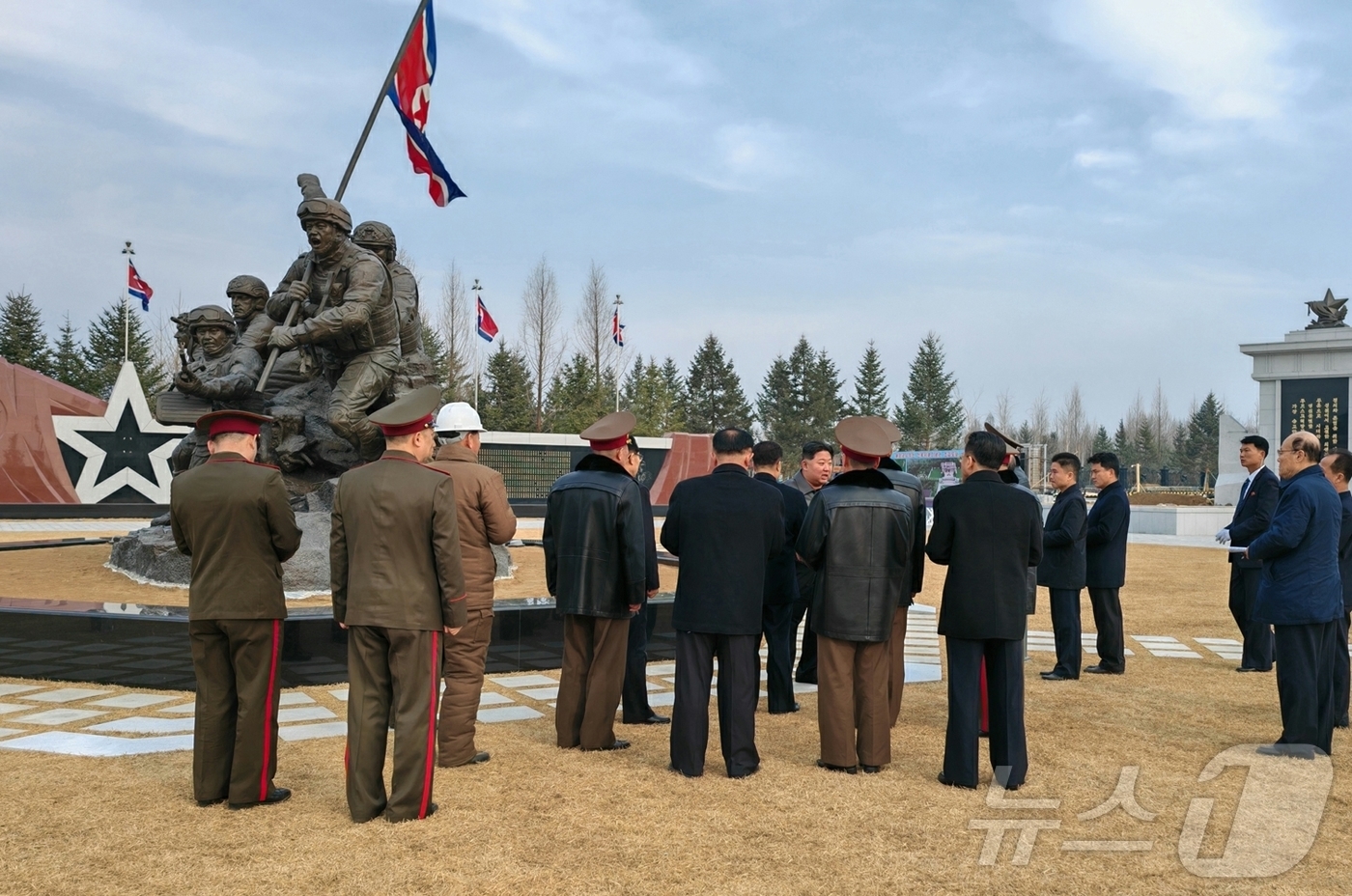 (평양 노동신문=뉴스1) = 북한 노동당 기관지 노동신문은 17일 "김정은 총비서가 16일 해외군사작전 전투위훈기념관 건설사업을 현지지도하며 마감 공사의 질을 최상의 수준에서 보장 …