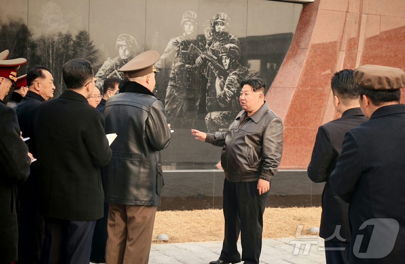 (평양 노동신문=뉴스1) = 북한 노동당 기관지 노동신문은 17일 "김정은 노동당 총비서가 16일 마감 단계에 들어선 해외군사작전 전투위훈기념관 건설 현장을 찾아 내부 전시 구역과 …