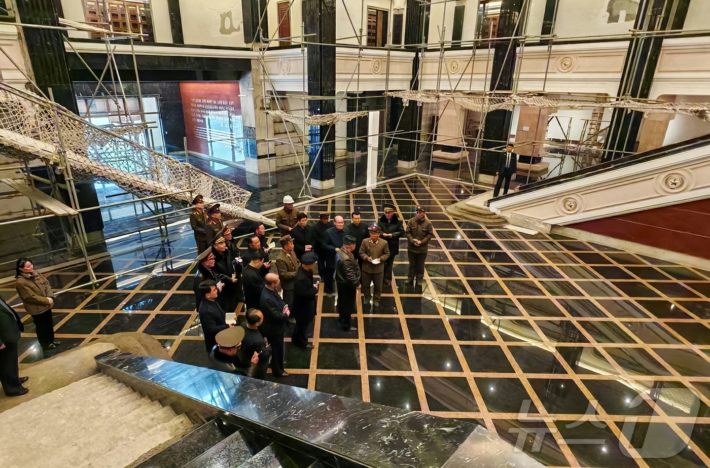 (평양 노동신문=뉴스1) = 북한 노동당 기관지 노동신문은 17일 "김정은 총비서가 전날 전투위훈기념관 영웅묘역과 노획무기전시구역 등 건설장 여러 곳을 돌아봤다"면서 "김 총비서는 …