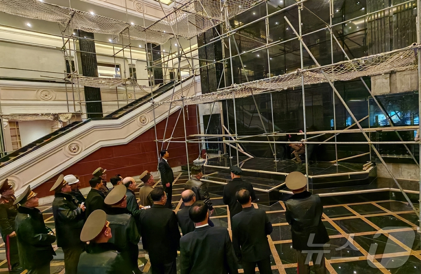 (평양 노동신문=뉴스1) = 북한 노동당 기관지 노동신문은 17일 "김정은 총비서가 전날 전투위훈기념관 영웅묘역과 노획무기전시구역 등 건설장 여러 곳을 돌아봤다"면서 "김 총비서는 …