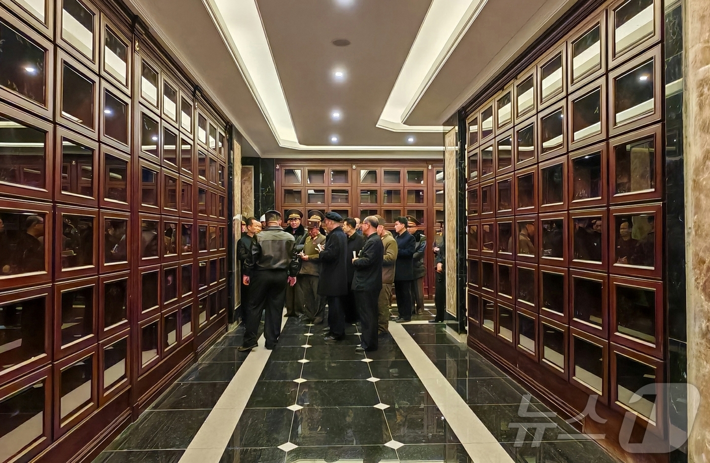 (평양 노동신문=뉴스1) = 북한 노동당 기관지 노동신문은 17일 "김정은 총비서가 전날 전투위훈기념관 영웅묘역과 노획무기전시구역 등 건설장 여러 곳을 돌아봤다"면서 "김 총비서는 …