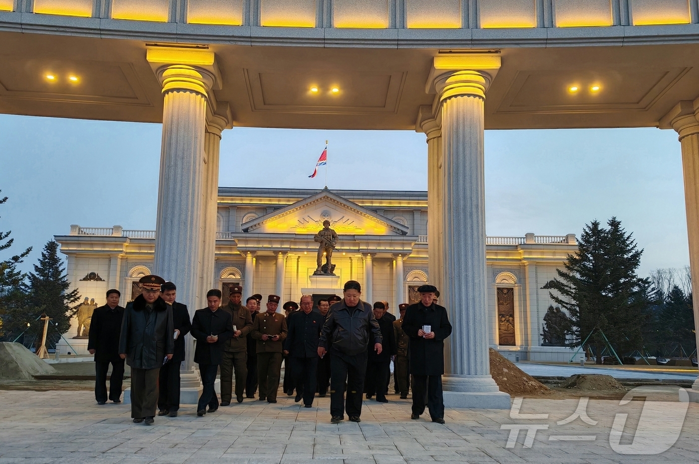 (평양 노동신문=뉴스1) = 북한 노동당 기관지 노동신문은 17일 "김정은 총비서가 16일 해외군사작전 전투위훈기념관 건설사업을 현지지도하며 마감 공사의 질을 최상의 수준에서 보장 …