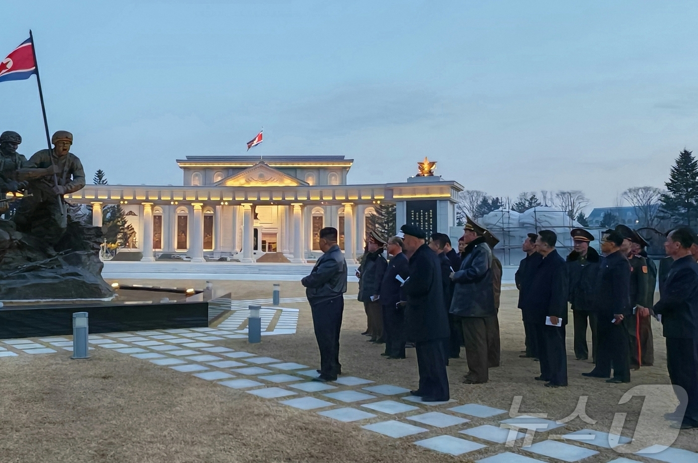 (평양 노동신문=뉴스1) = 북한 노동당 기관지 노동신문은 17일 "김정은 총비서가 16일 해외군사작전 전투위훈기념관 건설사업을 현지지도하며 마감 공사의 질을 최상의 수준에서 보장 …