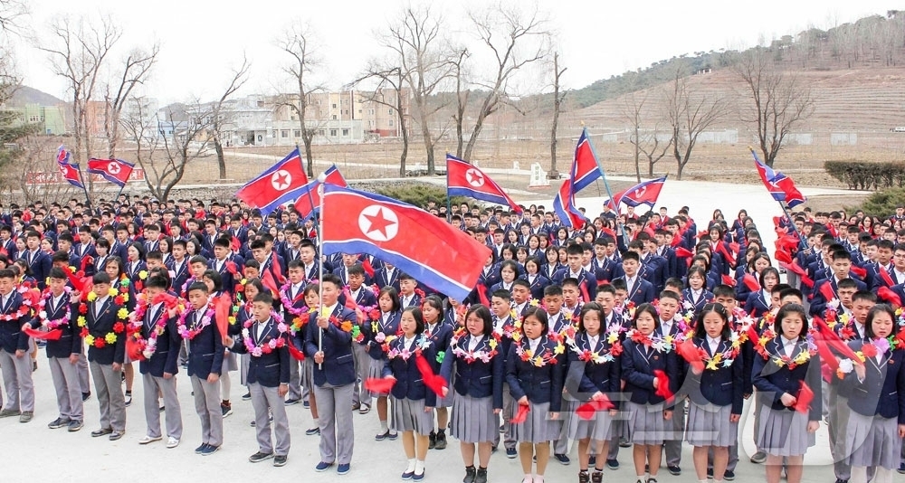 (평양 노동신문=뉴스1) = 북한 노동당 기관지 노동신문은 17일 "평안남도 고급중학교 졸업반 학생들이 조국보위 초소에 서기 위해 최전연 국경초소로 탄원하고 있다"라고 보도했다.[ …