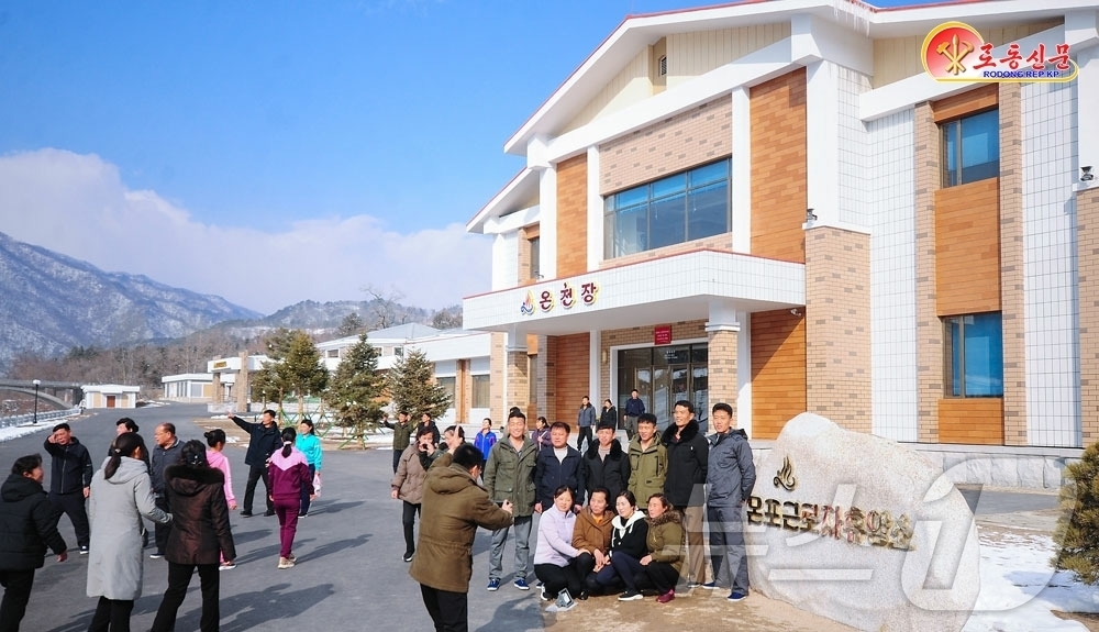 (평양 노동신문=뉴스1) = 북한 노동당 기관지 노동신문은 17일 "함경북도 경성군 온포근로자휴양소에서 휴양생들이 온천욕을 즐기며 휴식을 취하고 있다"라고 보도했다.[국내에서만 사 …