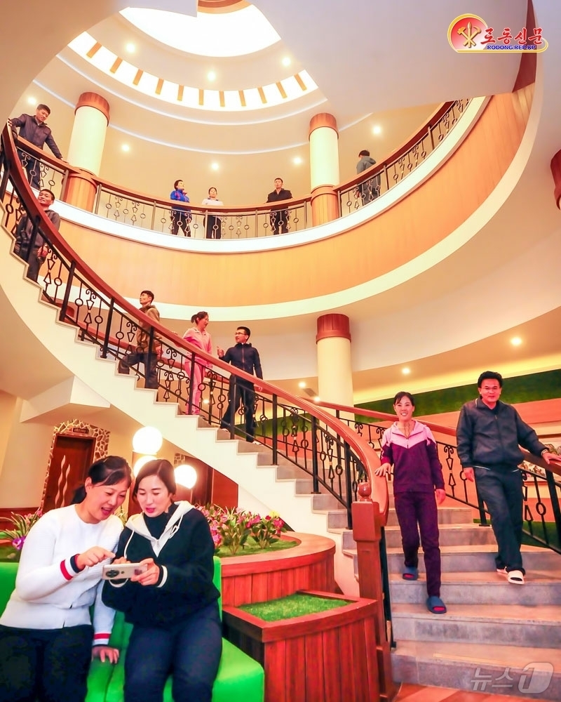 (평양 노동신문=뉴스1) = 북한 노동당 기관지 노동신문은 17일 "함경북도 경성군 온포근로자휴양소에서 휴양생들이 온천욕을 즐기며 휴식을 취하고 있다"라고 보도했다.[국내에서만 사 …