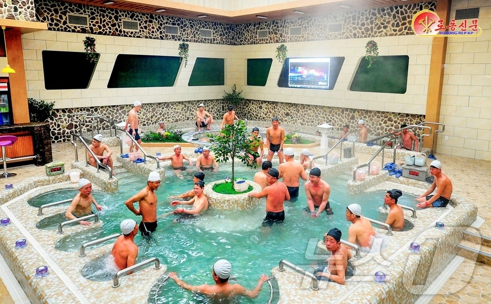 (평양 노동신문=뉴스1) = 북한 노동당 기관지 노동신문은 17일 "함경북도 경성군 온포근로자휴양소에서 휴양생들이 온천욕을 즐기며 휴식을 취하고 있다"라고 보도했다.[국내에서만 사 …