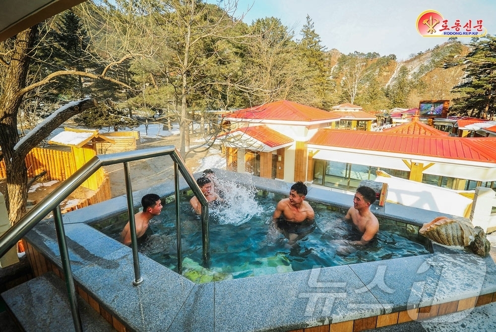 (평양 노동신문=뉴스1) = 북한 노동당 기관지 노동신문은 17일 "함경북도 경성군 온포근로자휴양소에서 휴양생들이 온천욕을 즐기며 휴식을 취하고 있다"라고 보도했다.[국내에서만 사 …