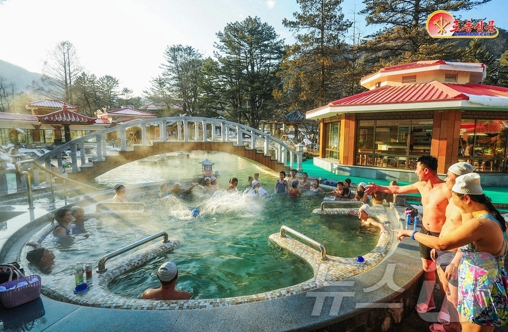 (평양 노동신문=뉴스1) = 북한 노동당 기관지 노동신문은 17일 "함경북도 경성군 온포근로자휴양소에서 휴양생들이 온천욕을 즐기며 휴식을 취하고 있다"라고 보도했다.[국내에서만 사 …