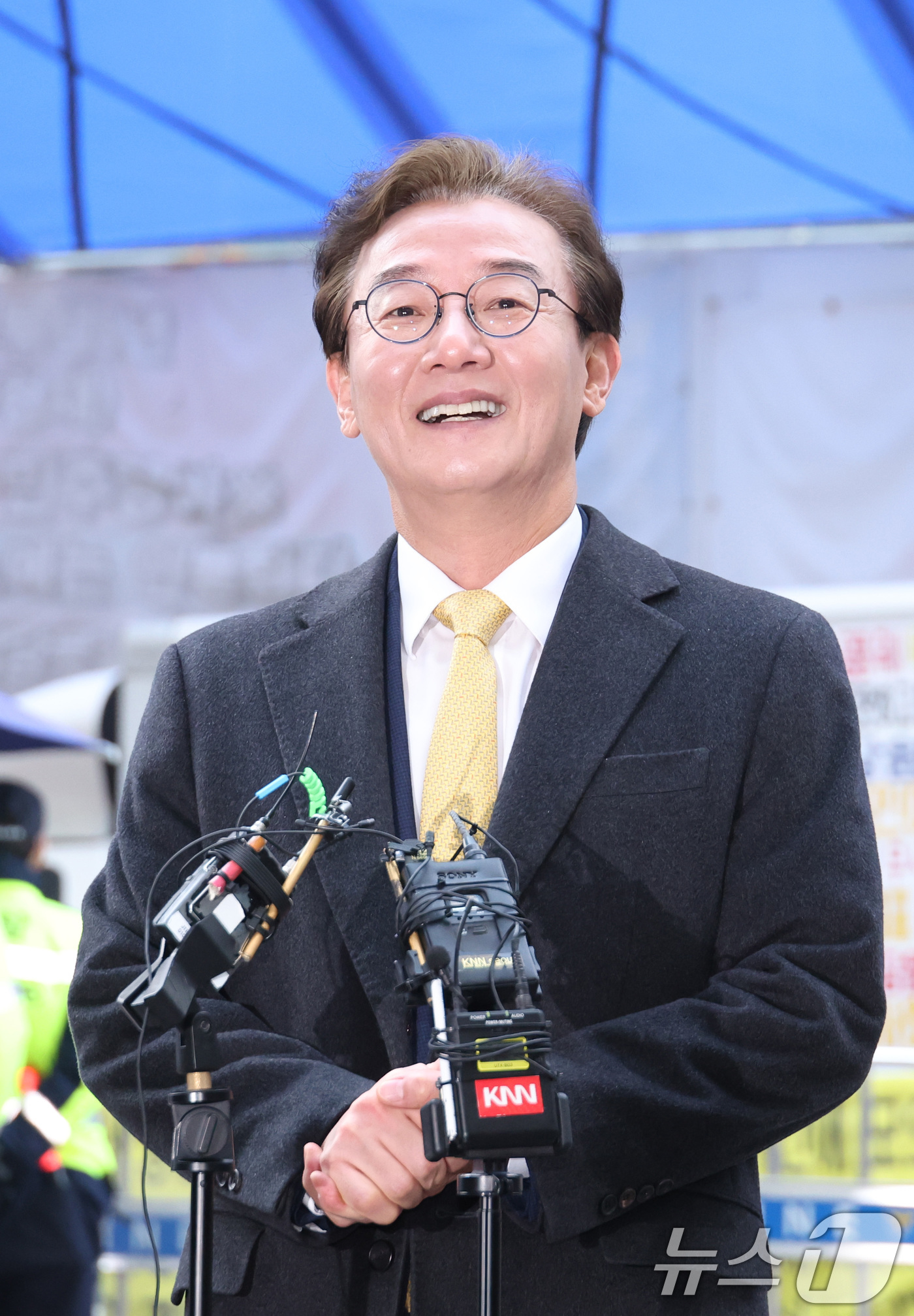 (서울=뉴스1) 신웅수 기자 = 부산시장 출마를 선언한 전재수 더불어민주당 의원이 17일 서울 여의도 더불어민주당사에서 열린 광역단체장 후보 면접에 출석하며 취재진의 질의에 답변하 …